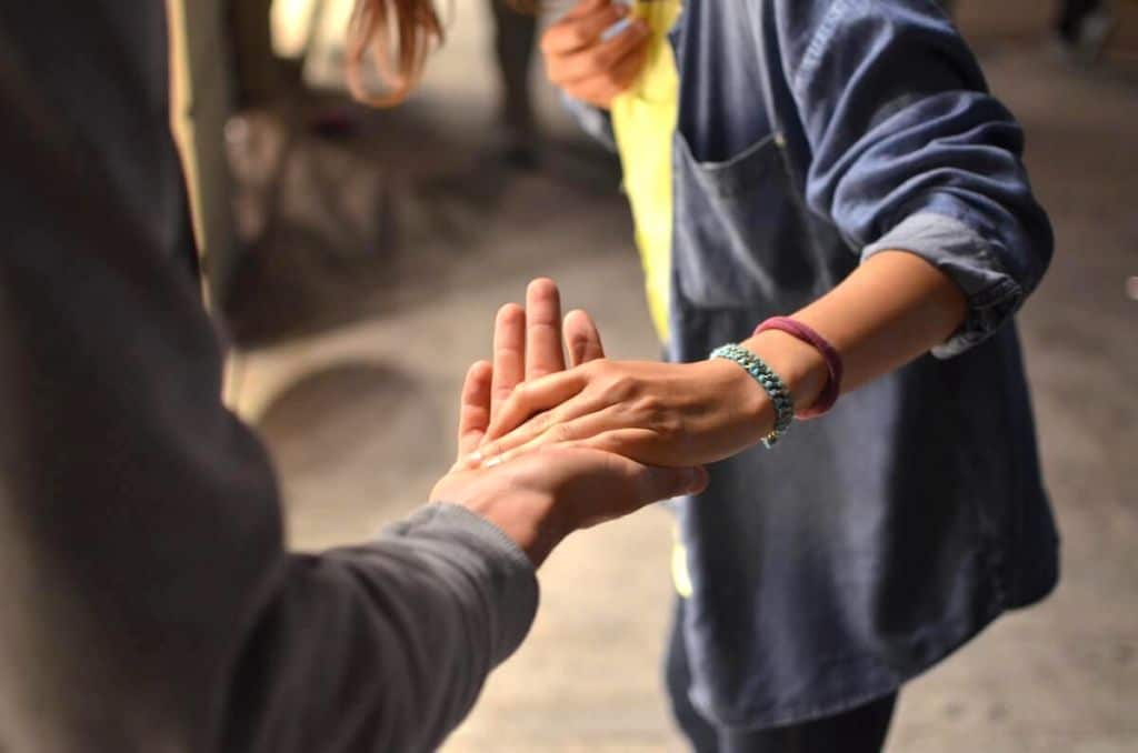 lien par la main dans la rue compassion entre humains
