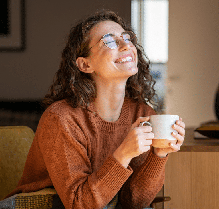 femme heureuse qui ose briller et s'affirmer