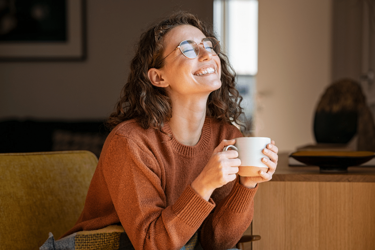 femme heureuse qui ose briller et s'affirmer