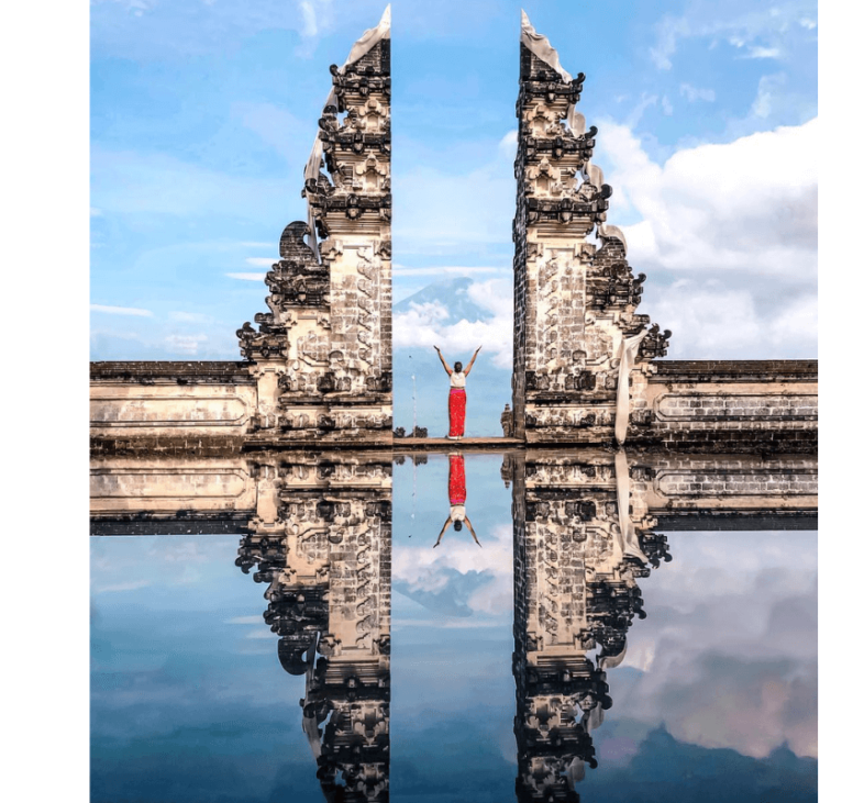 Photo Noémie Elkrieff entre 2 portes Bali