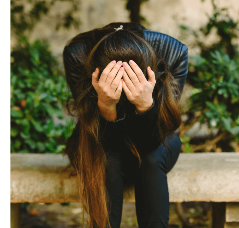 femme qui est dans sa tête car elle n'ose pas briller et prendre sa place