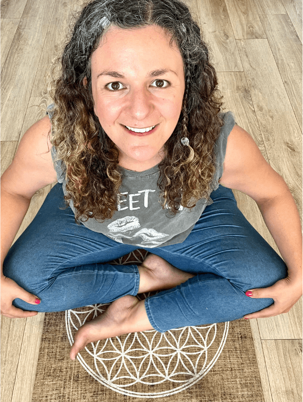 Noémie Elkrieff coaching énergétique sur fleur de vie tapis de yoga